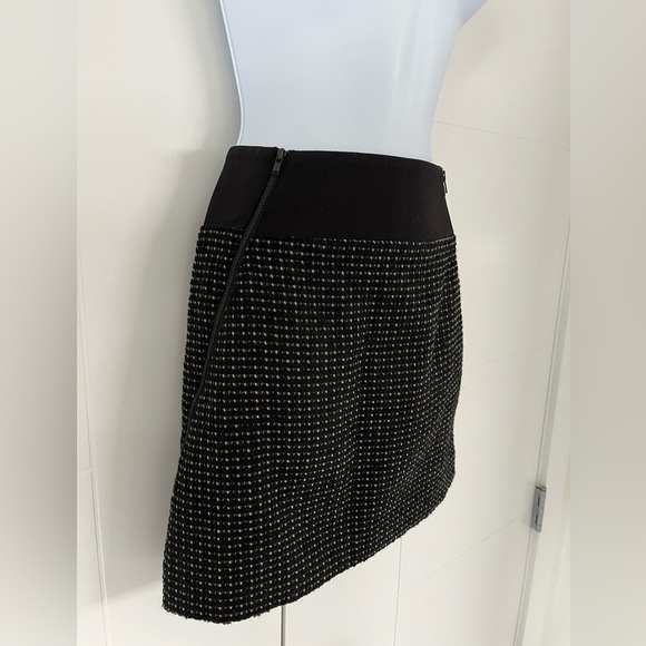 Theory/ Tweed Mini skirt/ Wool blend/ Zippered/ Black & white/ Size US 4 - Picture 5 of 15
